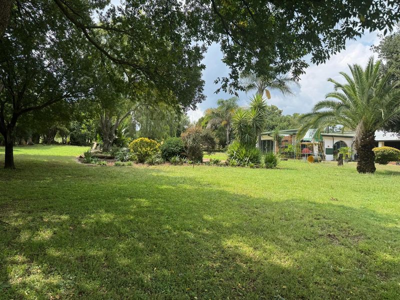 Escape the rush of city life and discover this charming smallholding in the bushveld! - Photo 1