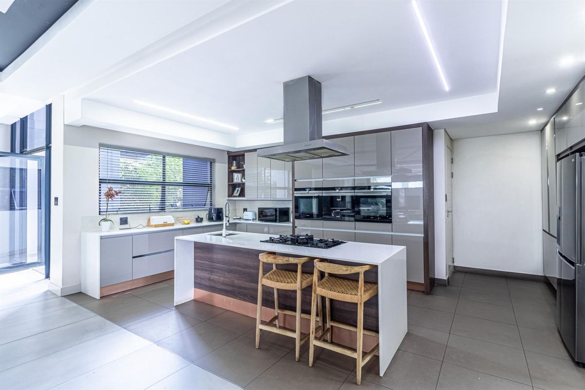 5 Bedroom Contemporary Style home in Cedar Creek - Photo 4