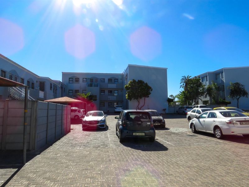 Light, Bright and Secure Living  2 Bedroom Apartment with Table Mountain Views Cape Town - Photo 2
