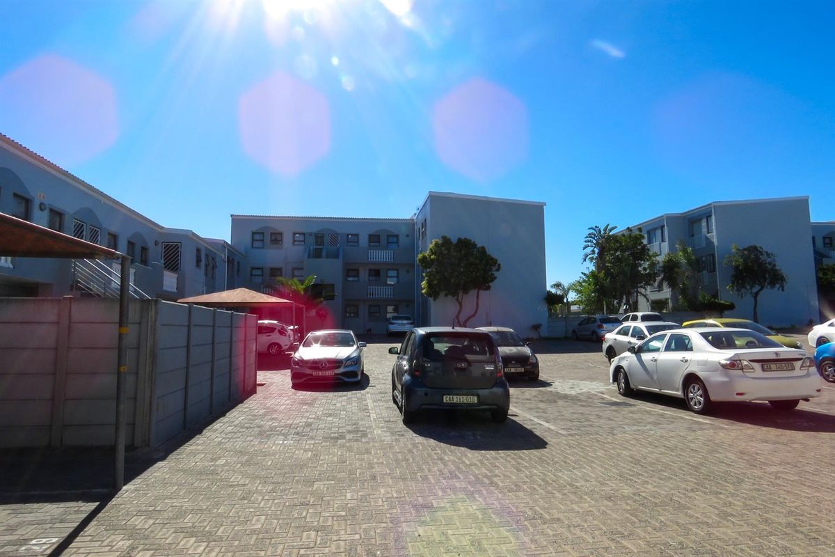 Light, Bright and Secure Living  2 Bedroom Apartment with Table Mountain Views Cape Town - Photo 2