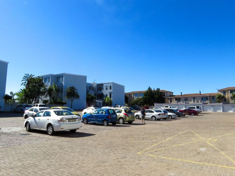 Light, Bright and Secure Living  2 Bedroom Apartment with Table Mountain Views Cape Town - Photo 3