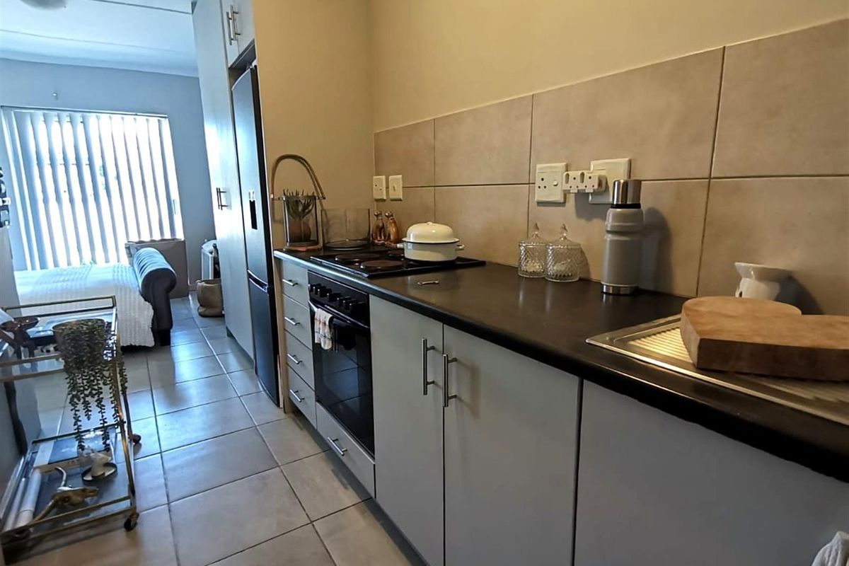 Bachelor Apartment For Sale in La Vie Estate, Paarl - Photo 2