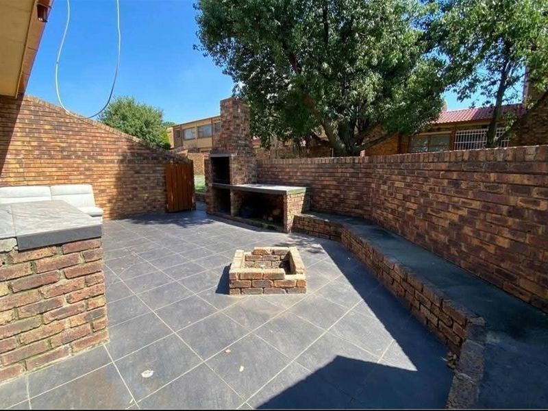 Townhouse For Sale in CE 3, Vanderbijlpark CE - Photo 2