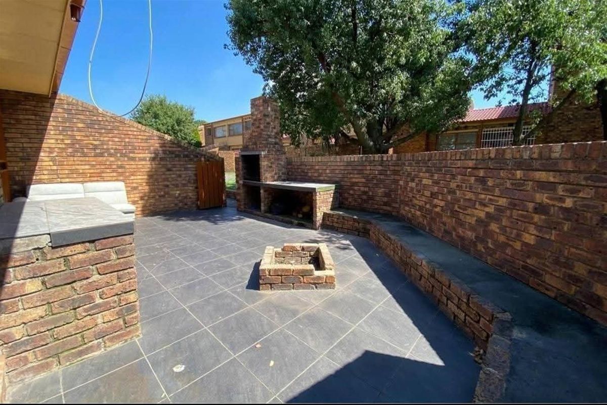 Townhouse For Sale in CE 3, Vanderbijlpark CE - Photo 2