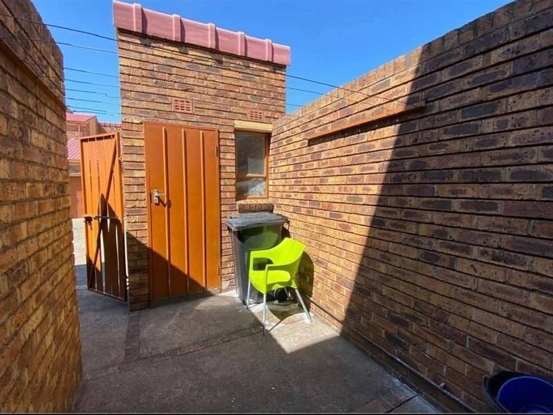 Townhouse For Sale in CE 3, Vanderbijlpark CE - Photo 4