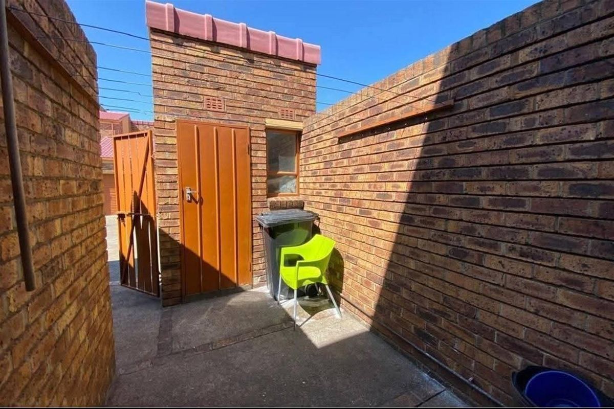 Townhouse For Sale in CE 3, Vanderbijlpark CE - Photo 4