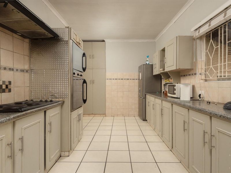 House Priced to sell, Mondeor, Johannesburg - Photo 10