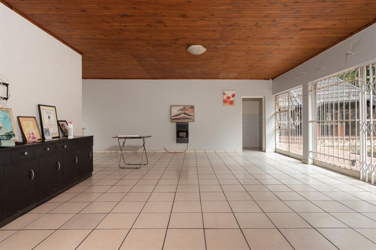 House Priced to sell, Mondeor, Johannesburg - Photo 3