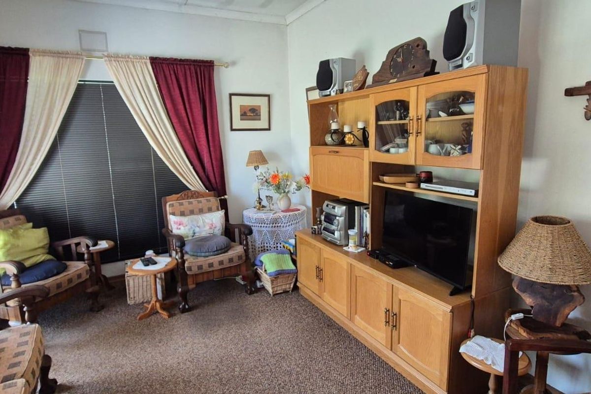 A Grand Foundation: Space, Solid Bones, and Endless Potential in Carters Glen, Kimberley - Photo 5