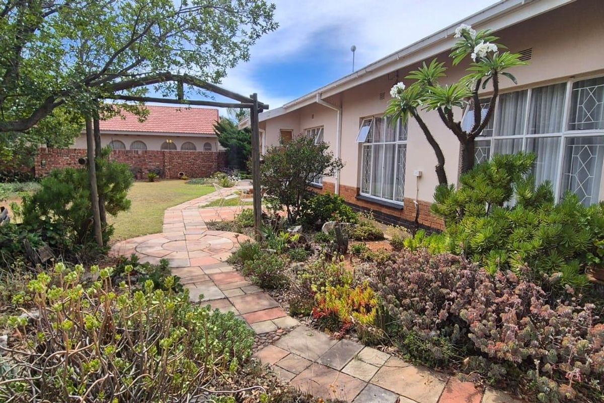 A Grand Foundation: Space, Solid Bones, and Endless Potential in Carters Glen, Kimberley - Photo 2