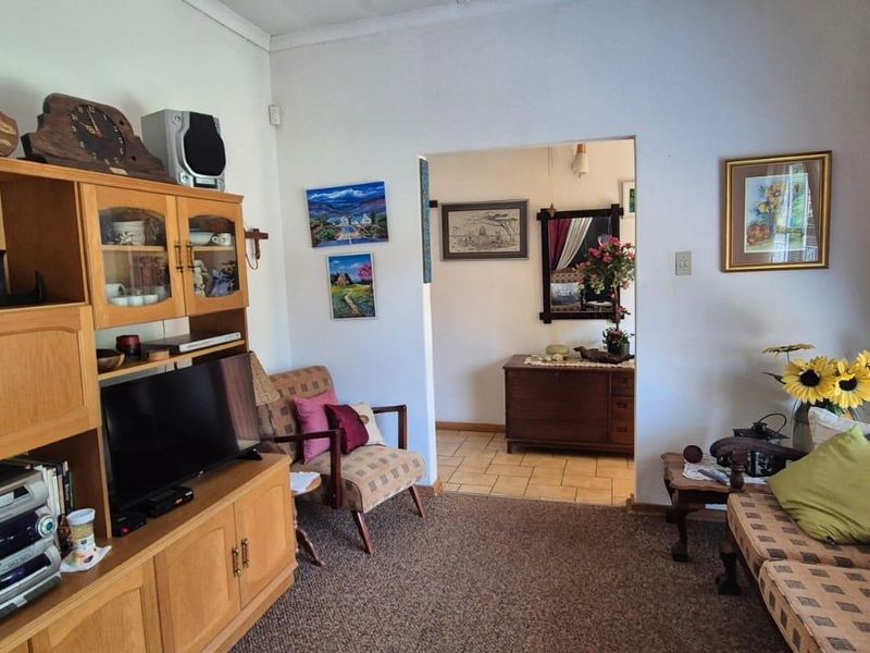 A Grand Foundation: Space, Solid Bones, and Endless Potential in Carters Glen, Kimberley - Photo 6