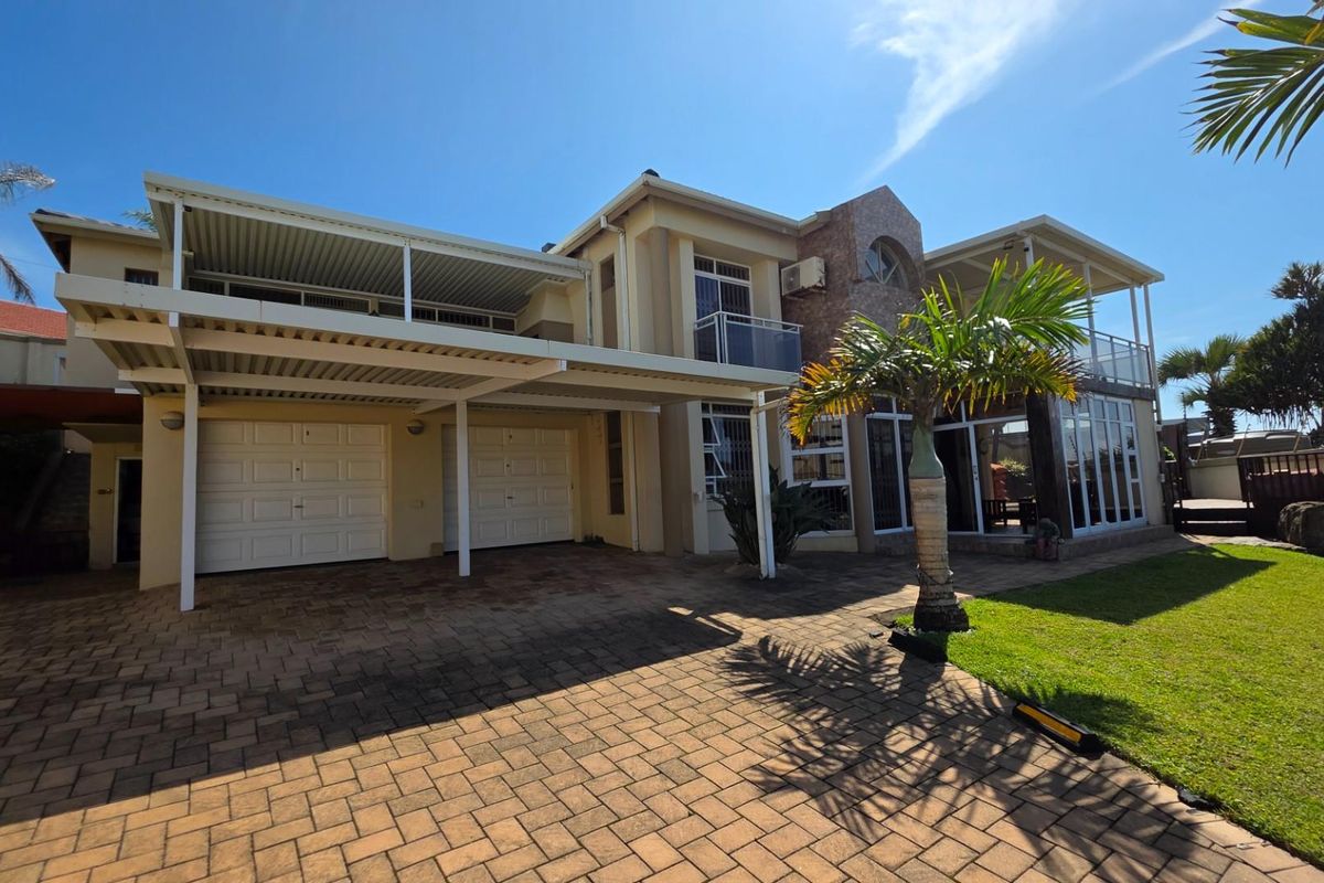 Spectacular 4 bedroom Home with 180 degree sea views and additional flatlets - Photo 2