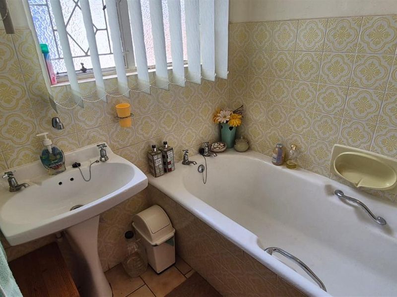 Spacious family home is established area. - Photo 7