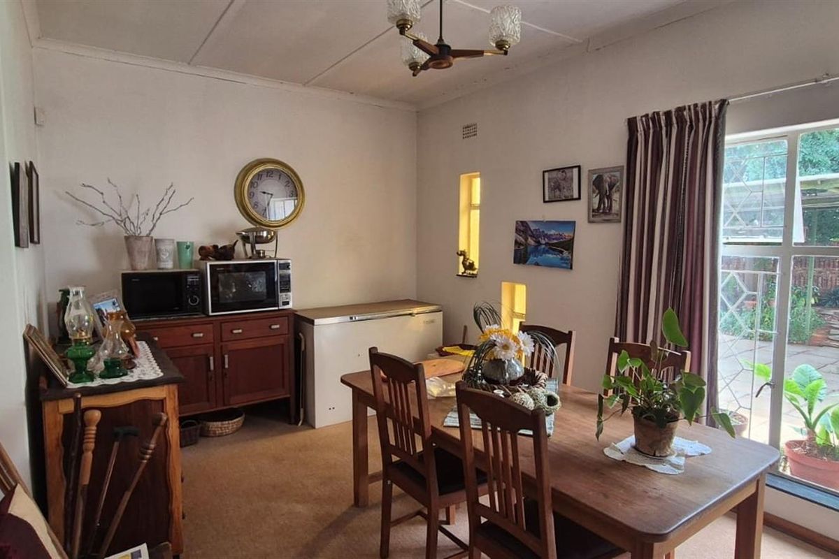 Spacious family home is established area. - Photo 3