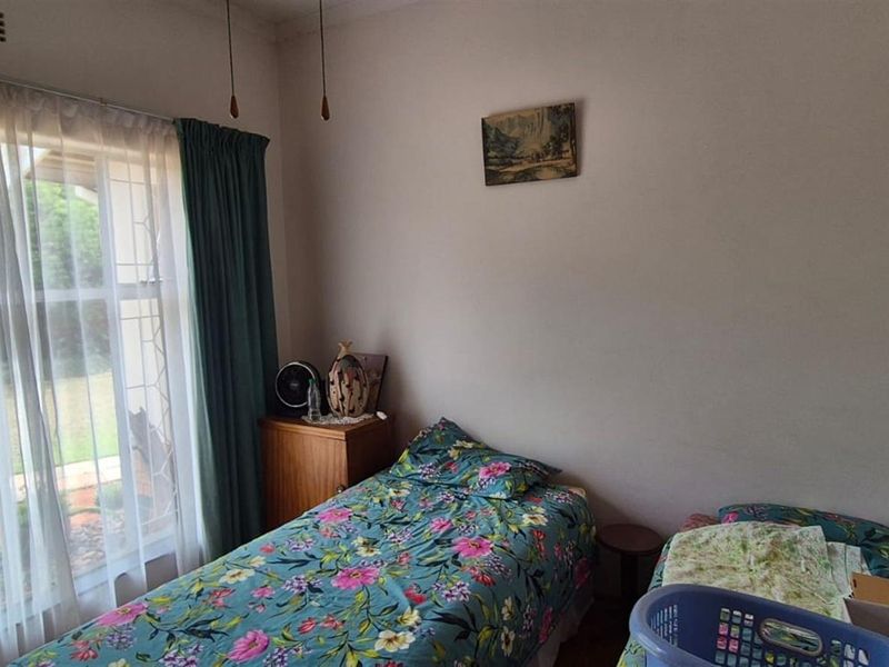 Spacious family home is established area. - Photo 5