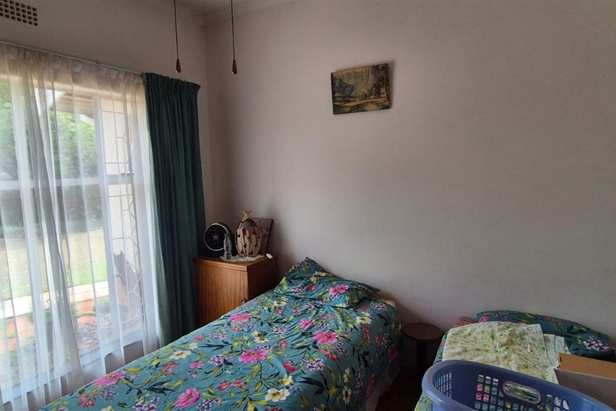 Spacious family home is established area. - Photo 5