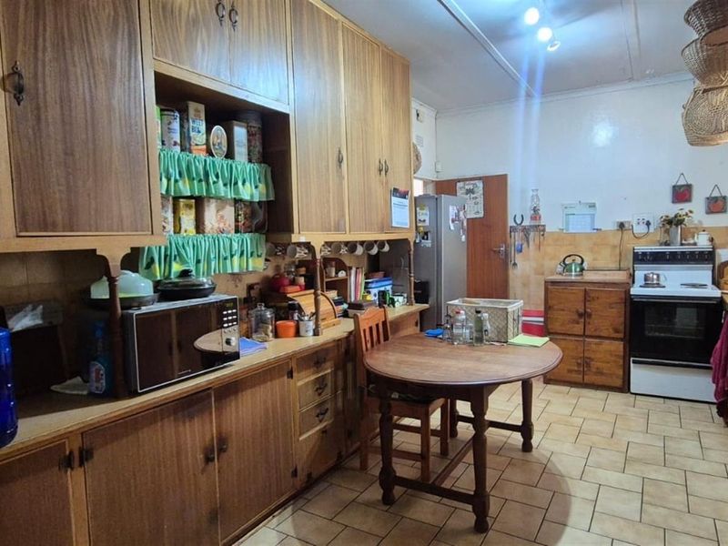 Spacious family home is established area. - Photo 4