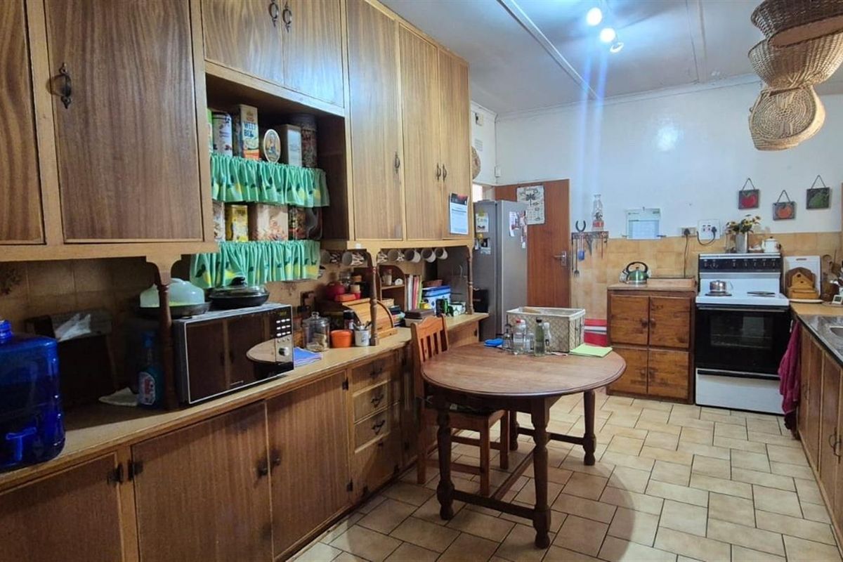 Spacious family home is established area. - Photo 4