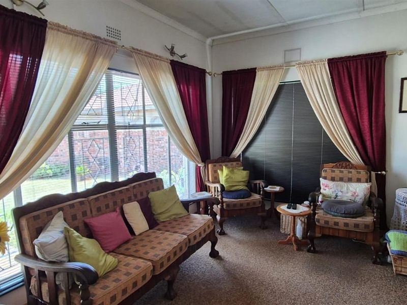 Spacious family home is established area. - Photo 2