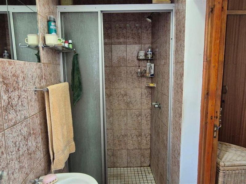 Spacious family home is established area. - Photo 10