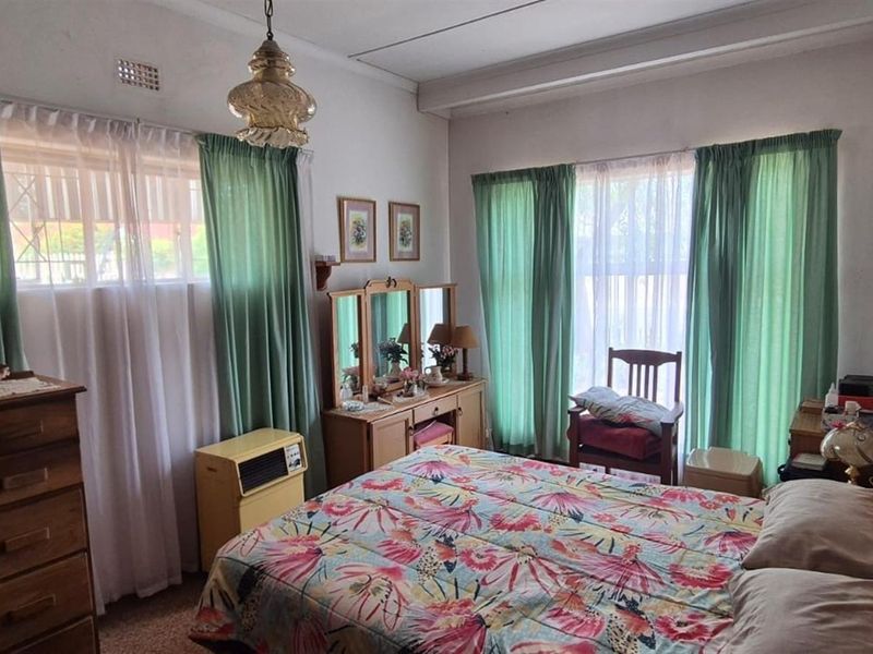 Spacious family home is established area. - Photo 8