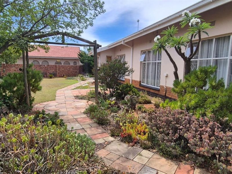 Spacious family home is established area. - Photo 1