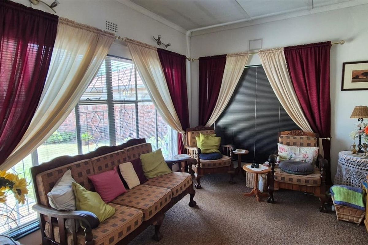 Spacious family home is established area. - Photo 2