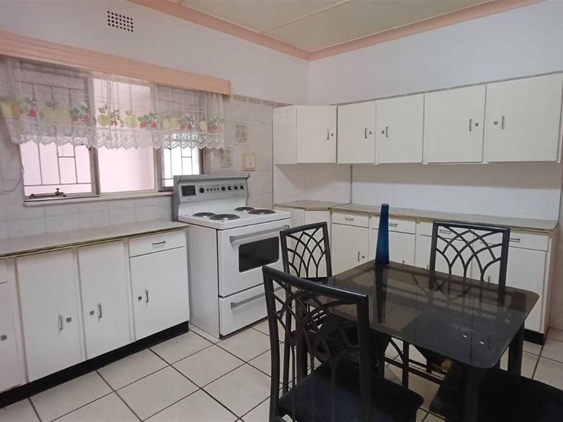 991m2 Freehold Property with Flatlet, Pool and Huge Potential - Photo 7