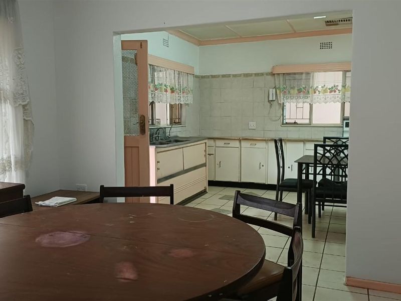 991m2 Freehold Property with Flatlet, Pool and Huge Potential - Photo 6