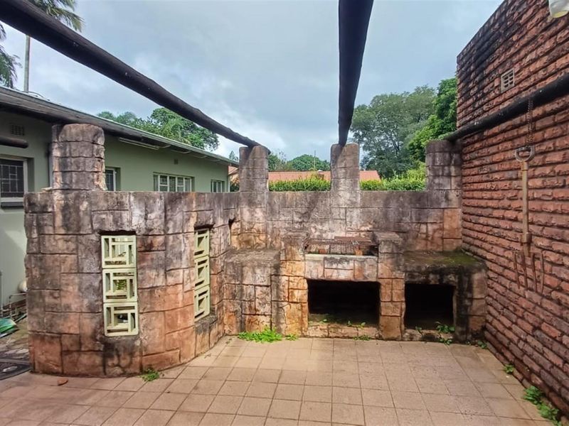 991m2 Freehold Property with Flatlet, Pool and Huge Potential - Photo 10