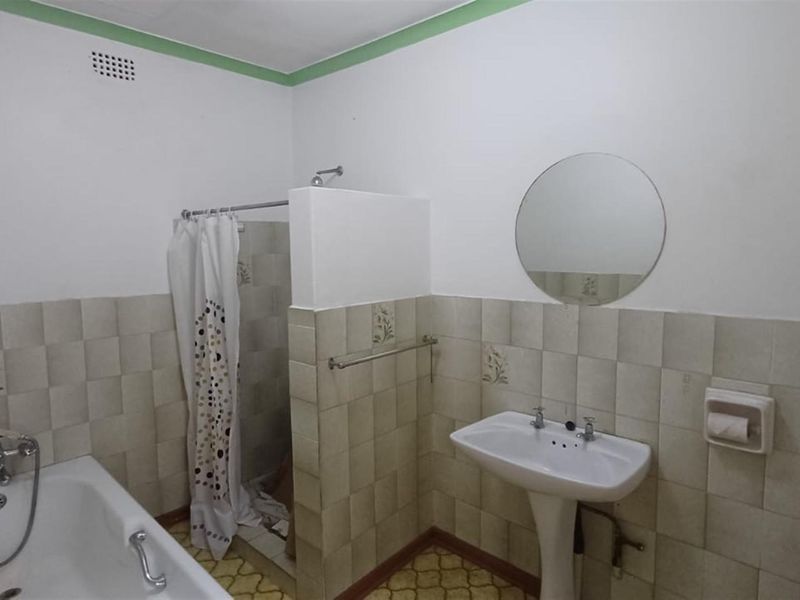 991m2 Freehold Property with Flatlet, Pool and Huge Potential - Photo 9