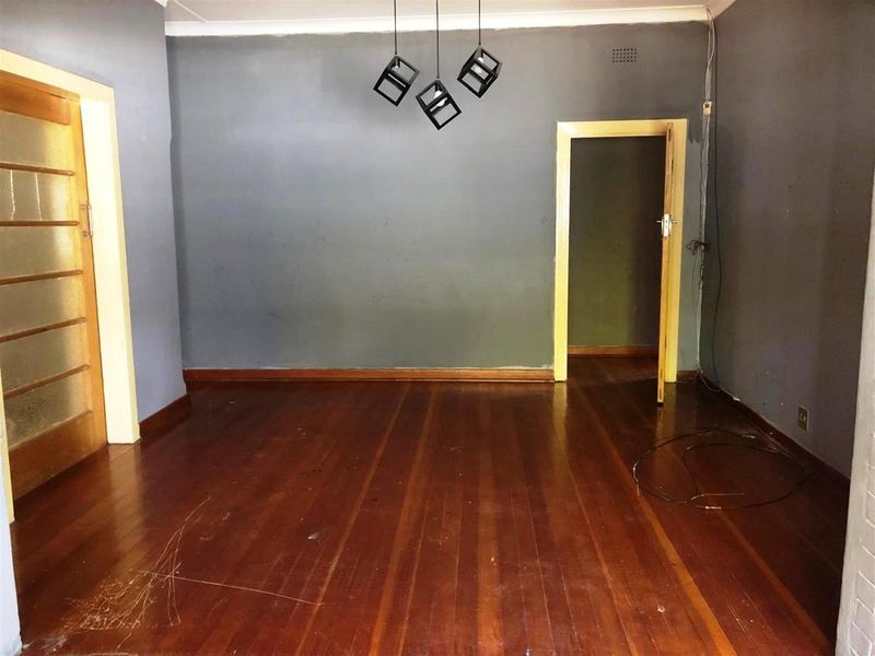 5 Bedroom House To Rent in Cyrildene, Johannesburg - Photo 3