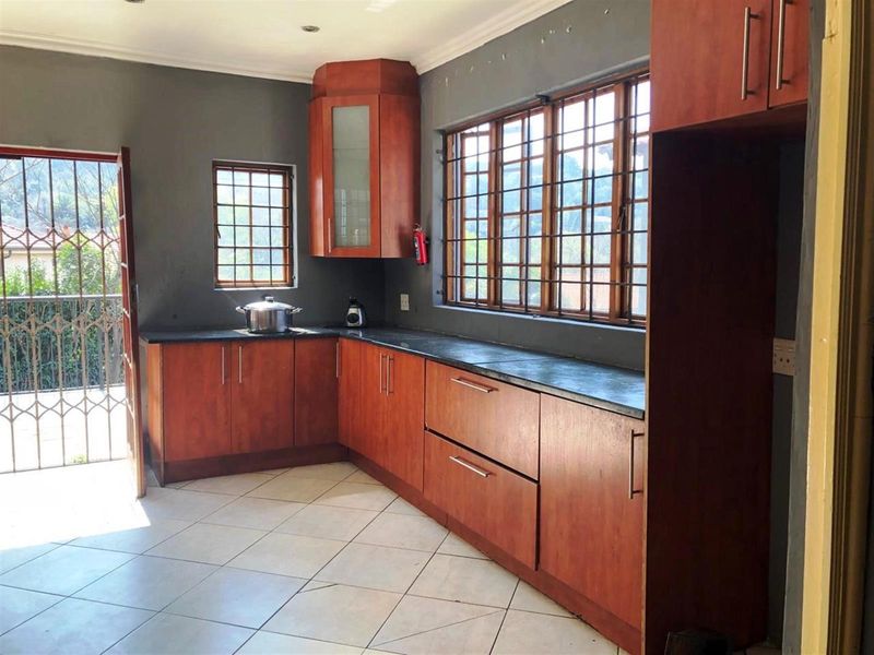 5 Bedroom House To Rent in Cyrildene, Johannesburg - Photo 2