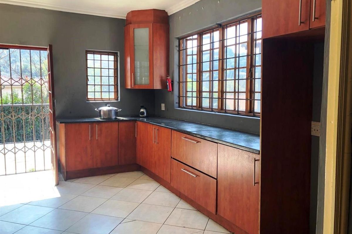 5 Bedroom House To Rent in Cyrildene, Johannesburg - Photo 2