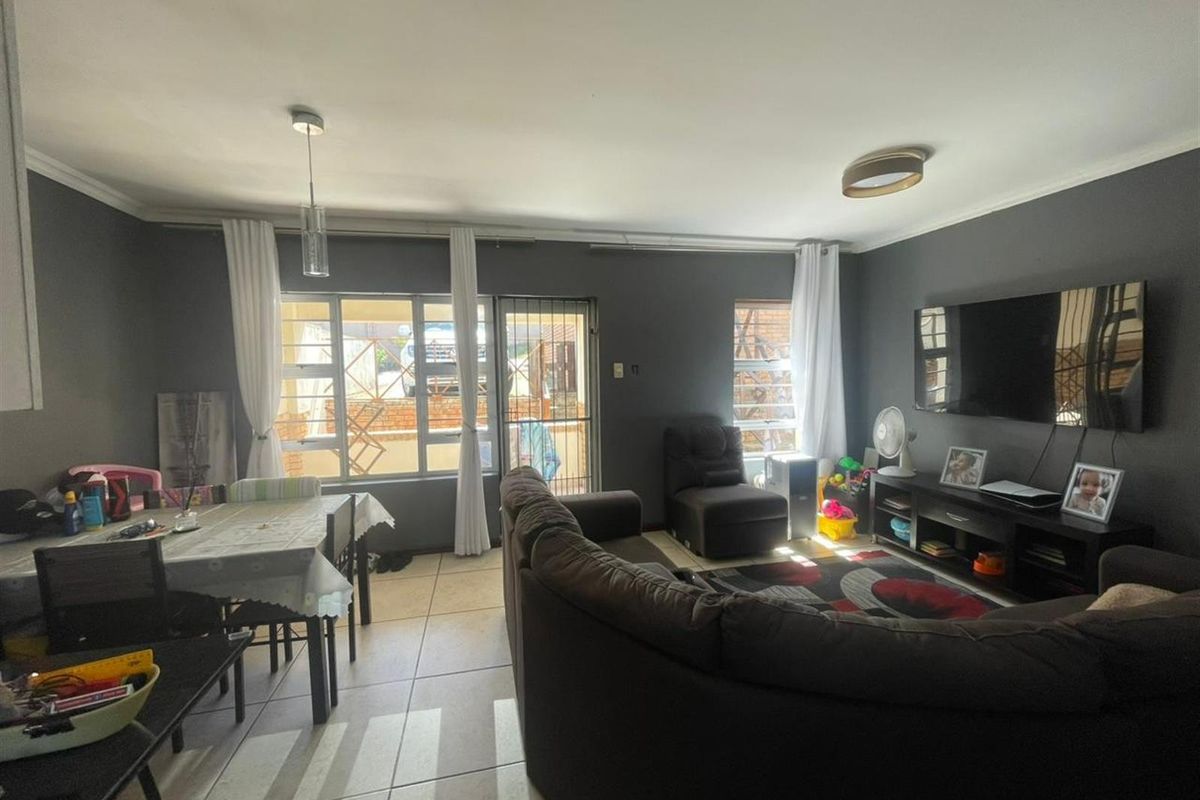 Beacon Bay - Neat two Bedroom Townhouse - Photo 5