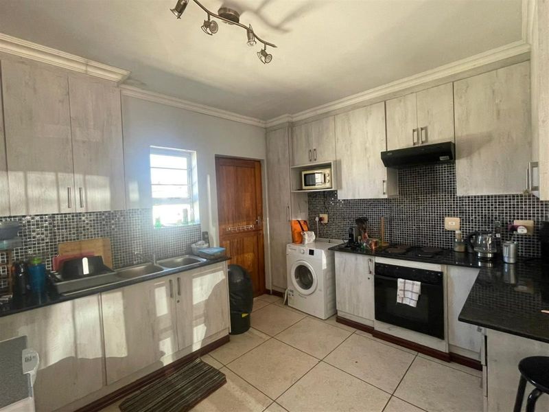 Beacon Bay - Neat two Bedroom Townhouse - Photo 3