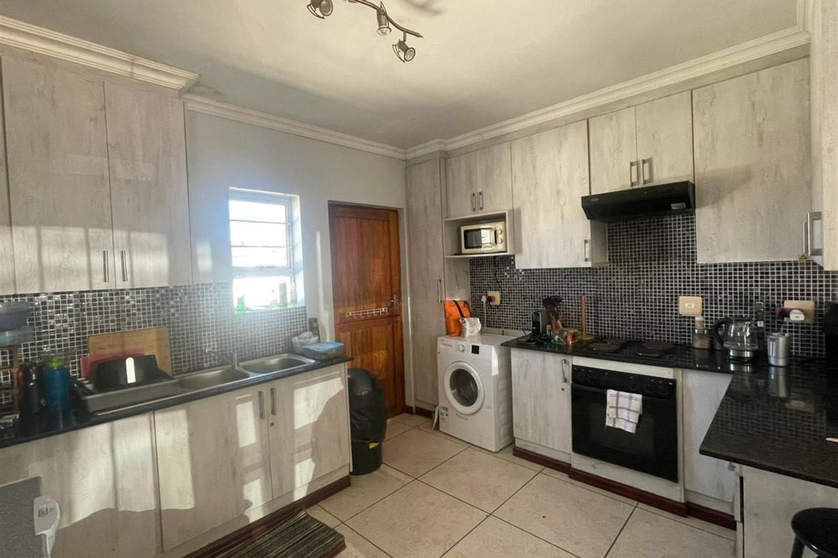 Beacon Bay - Neat two Bedroom Townhouse - Photo 3