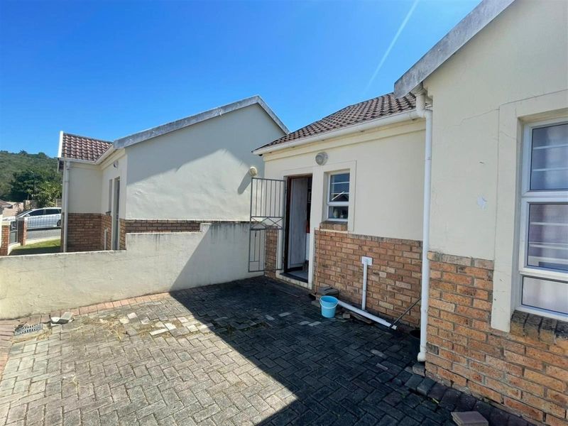 Beacon Bay - Neat two Bedroom Townhouse - Photo 2