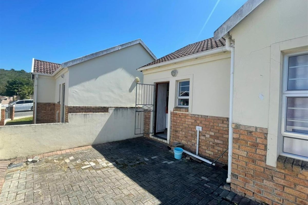 Beacon Bay - Neat two Bedroom Townhouse - Photo 2