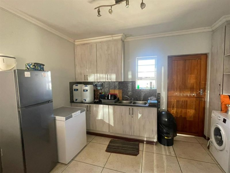 Beacon Bay - Neat two Bedroom Townhouse - Photo 4