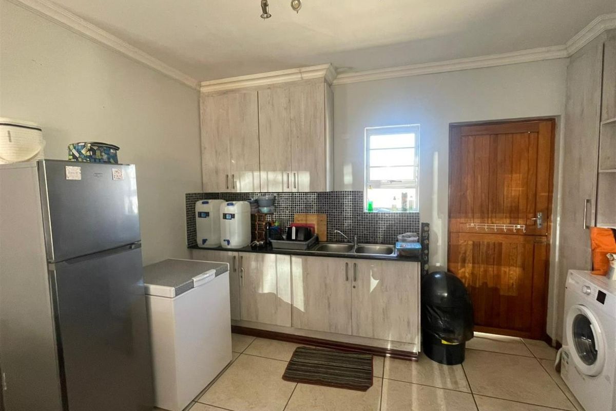 Beacon Bay - Neat two Bedroom Townhouse - Photo 4