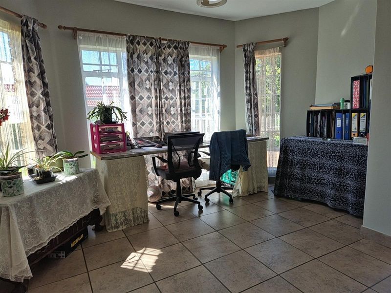 Spacious 4-Bedroom Family Home with Large Garden in Miederpark, Potchefstroom, North West - Photo 3