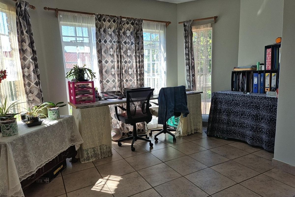 Spacious 4-Bedroom Family Home with Large Garden in Miederpark, Potchefstroom, North West - Photo 3