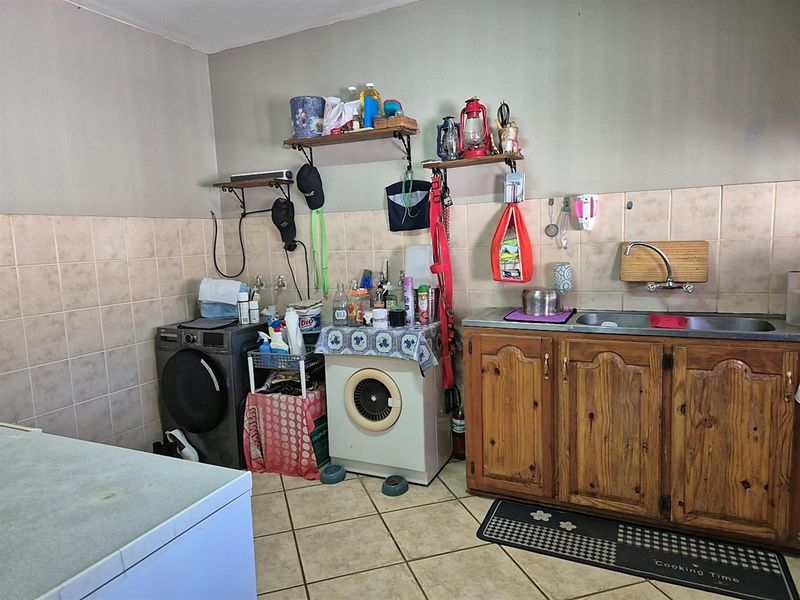 Spacious 4-Bedroom Family Home with Large Garden in Miederpark, Potchefstroom, North West - Photo 10