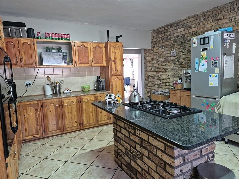 Spacious 4-Bedroom Family Home with Large Garden in Miederpark, Potchefstroom, North West - Photo 9