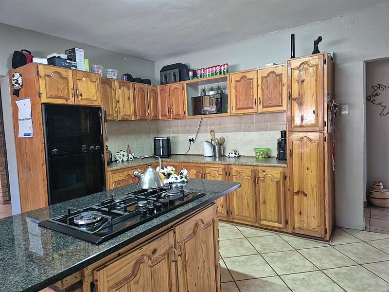 Spacious 4-Bedroom Family Home with Large Garden in Miederpark, Potchefstroom, North West - Photo 8