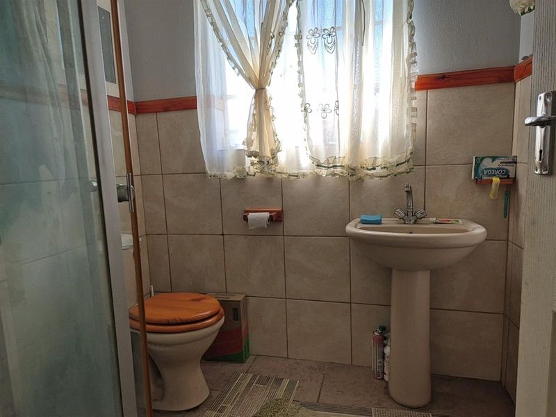 Spacious 4-Bedroom Family Home with Large Garden in Miederpark, Potchefstroom, North West - Photo 4