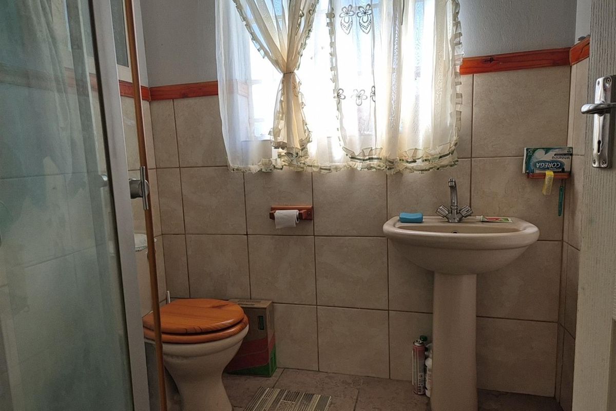 Spacious 4-Bedroom Family Home with Large Garden in Miederpark, Potchefstroom, North West - Photo 4