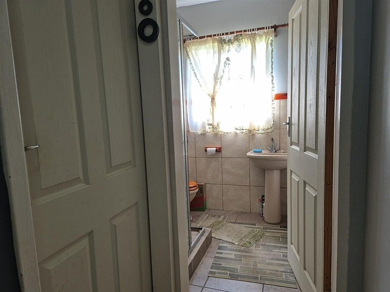 Spacious 4-Bedroom Family Home with Large Garden in Miederpark, Potchefstroom, North West - Photo 5