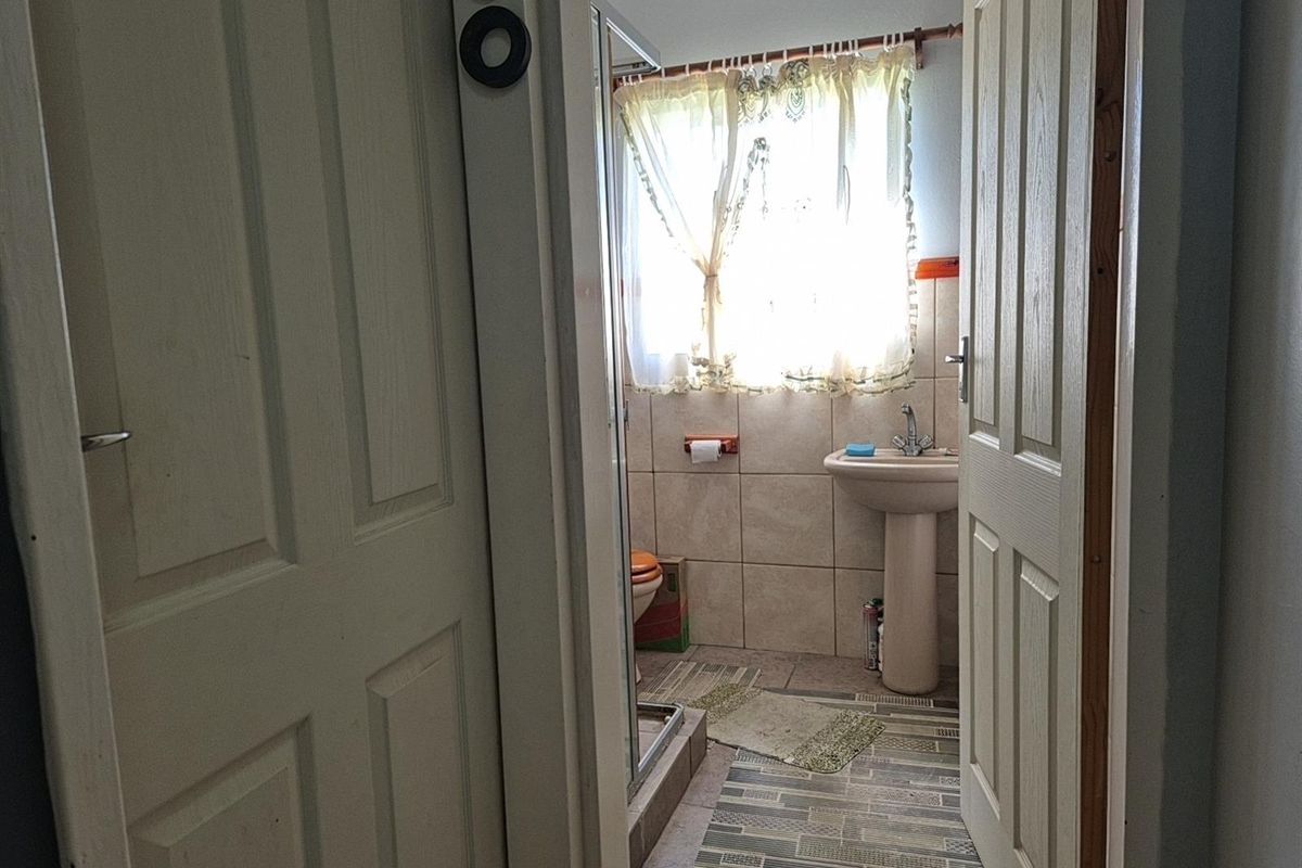 Spacious 4-Bedroom Family Home with Large Garden in Miederpark, Potchefstroom, North West - Photo 5